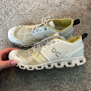 OnCloud Cloud X Shift Sneaker in Vapor/Acacia